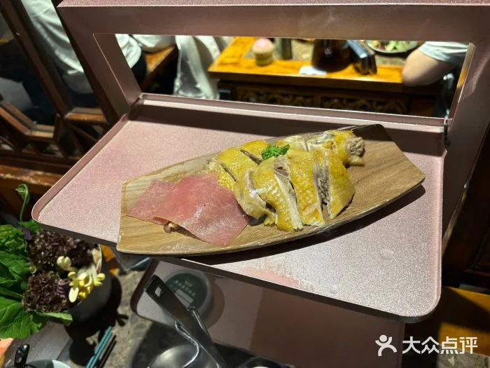 A photograph from the visit to Aishangjun · Yunnan Wild Mushroom Hotpot · Yunnan Stir-fried Mushrooms (Kunming Old Street Branch)