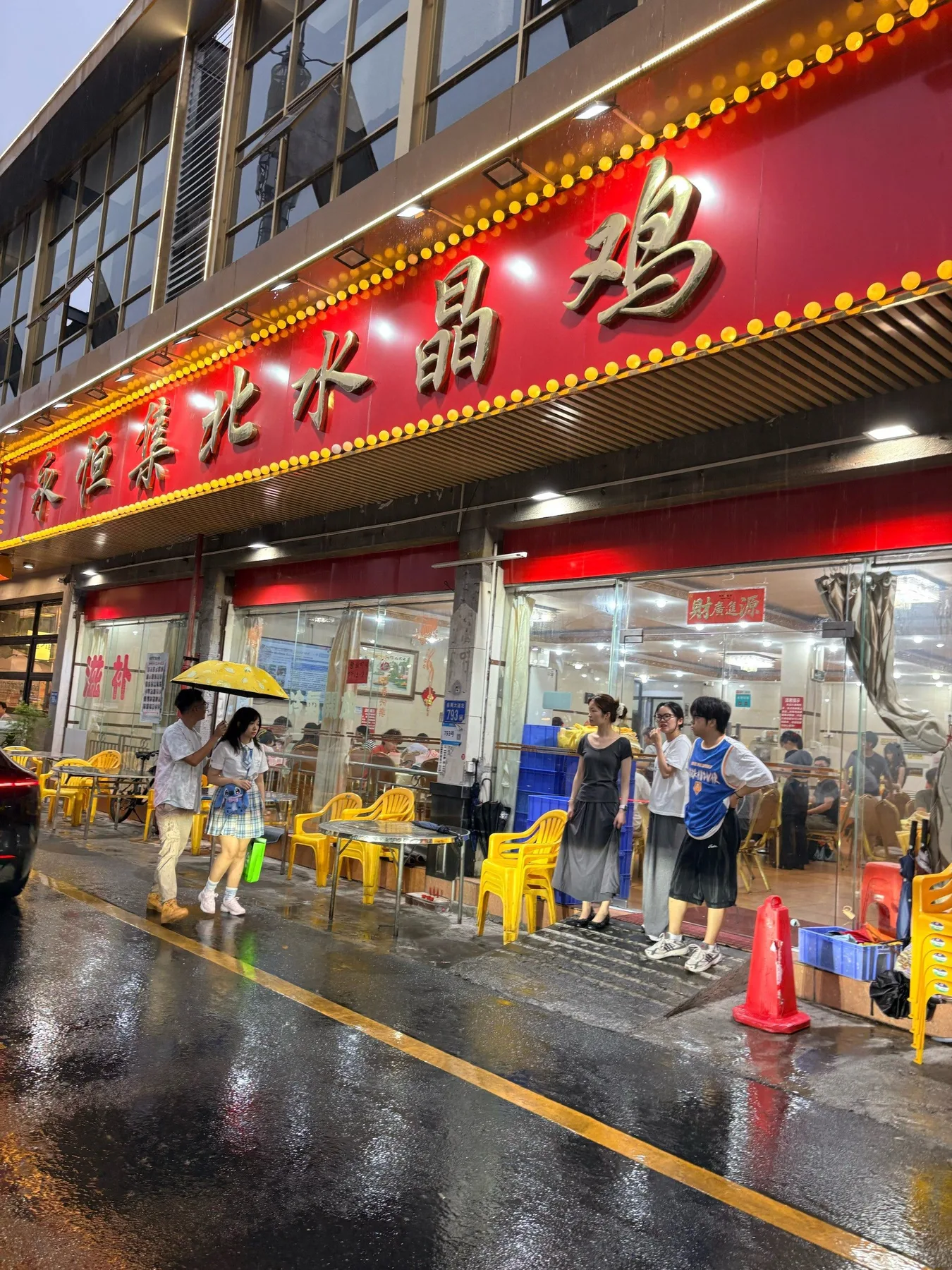 A photograph from the visit to Yongheng Jibei Crystal Chicken
