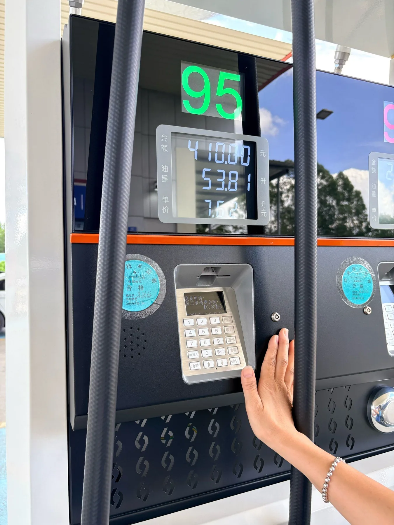 A photograph from the visit to Sinopec Oil Gas Station (Tangkou Jiangjunshan Branch)