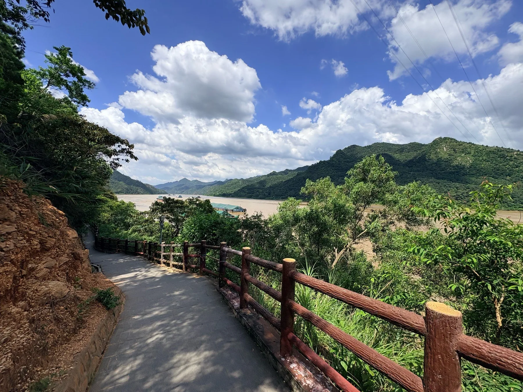 A photograph from the visit to Lingyang Gorge Ancient Plank Road Forest Park